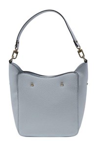 Borsa a spalla in pelle blu chiaro con superficie testurizzata, parte superiore arrotondata, due dettagli dorati e tracolla regolabile. Ideale per l'uso quotidiano.