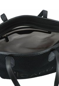 Zwarte tote bag van textuurstof met leren accenten. Heeft een ritsvak aan de binnenkant en een gladde grijze voering.