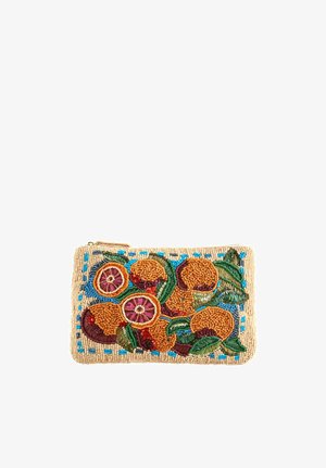 Bolso de mano rectangular beige con cuentas, con fruta naranja, hojas verdes y detalles azules bordados en cuentas coloridas.