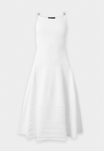 Robe blanche sans manches en maille côtelée avec jupe évasée et encolure carrée sur des clips sur fond uni.