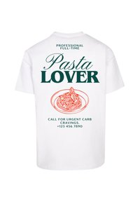 Witte T-shirt met groene tekst "Pasta Liefhebber" en een oranje illustratie van een pastabowl. Inclusief hashtag en contactnummer.