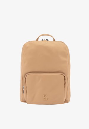 Beige rugzak gemaakt van glad, duurzaam materiaal. Heeft een handvat bovenop, een hoofdvak met rits en een voorvak met een logo.