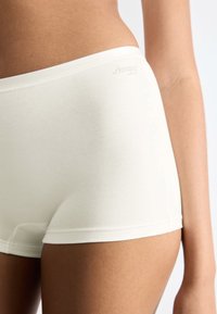 Vita bomullsmix hipster-shorts med en slät yta, featuring en låg midja och subtil "sloggi"-logotyp på sidan.