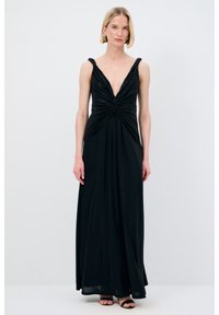 Schwarzes Maxikleid mit einem tiefen V-Ausschnitt, verdrehten Oberteil-Details und breiten Trägern. Glatter, fließender Stoff mit subtiler glänzender Oberfläche.