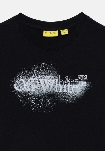 Μαύρο t-shirt με στρογγυλή λαιμόκοψη και λευκό γραφικό κείμενο με στίγματα που γράφει "Off-White™" στο στήθος και κίτρινες ετικέτες μεγέθους και της μάρκας στο εσωτερικό του γιακά.