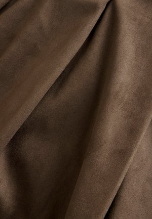 Brunt ruskindstof, blød tekstur, let draperet med en subtil glans. Glat finish og ensartet farve over hele overfladen.