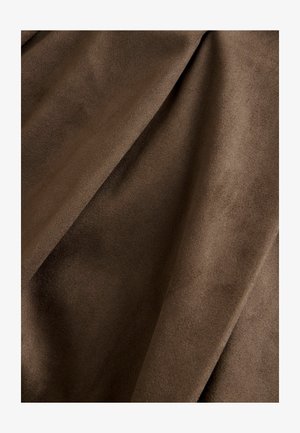 Barna szarvasbőr anyag, puha tapintású, enyhén ráncolt, finom fényű. Simább felület és egységes szín az egész felületen.