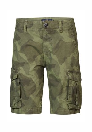 Junge trägt ein hellblaues T-Shirt der Marke Petrol, grüne Camouflage-Cargoshorts, weiße Socken und schwarze Vans-Sneaker, steht mit gespreizten Beinen.