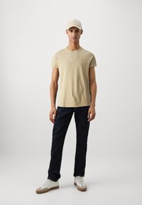 Tommy Jeans SLIM TEE - T-shirt - bas - gentle gold