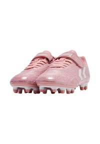 Rosa fotbollsskor med glittrig yta, vita accenter och en rem. Har en strukturerad ovandel och flera koniska dobbar på yttersulan.
