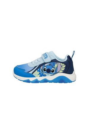 Niebieski i jasnoniebieski dziecięcy sneaker z paskiem na rzep i kreskówkową postacią Stitch po boku, z białą i niebieską podeszwą.