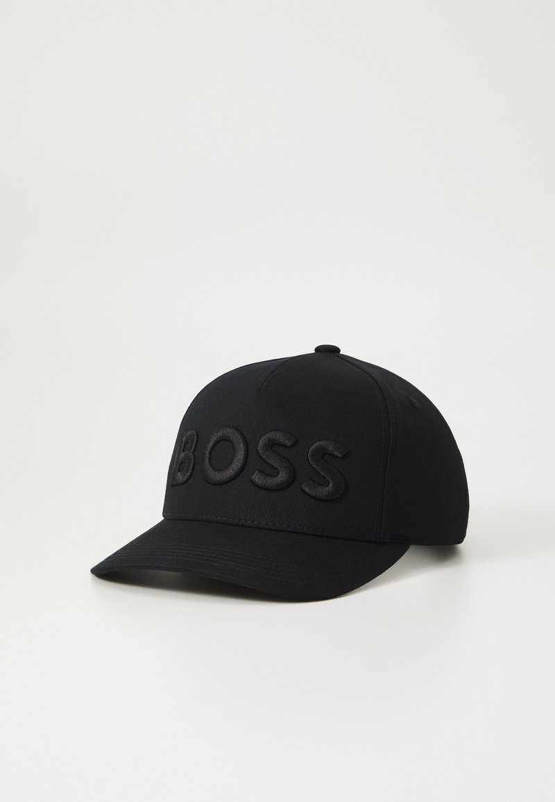 Svart baseballcaps laget av stoff med buet skygge. Har preget tekst «BOSS» foran i matchende svart.