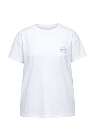 Camiseta blanca de manga corta con cuello redondo, con un pequeño gráfico azul de un croissant y el texto "Croissant" en el pecho izquierdo.