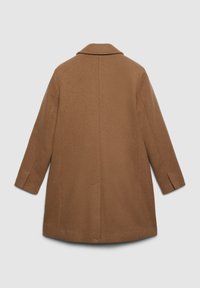 Cappotto in misto lana marrone con maniche lunghe, colletto a revers e dettaglio di cucitura sul retro, su uno sfondo grigio chiaro uniforme.