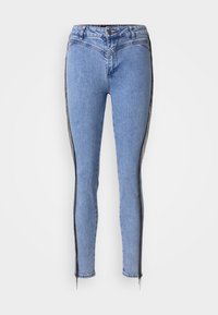 Los jeans de mezclilla azul ajustados cuentan con rayas laterales negras, un dobladillo con cremallera y un diseño de cinco bolsillos con cierre de botón y cremallera.