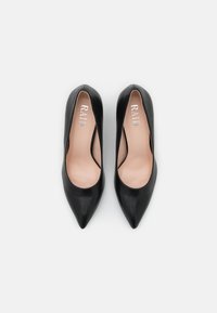 Zapatos de tacón negro de piel con punta afilada, acabado liso y un interior de color rosa claro. El logo "RAID" aparece en plateado en la plantilla.