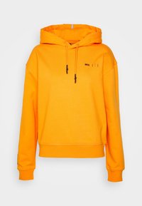 Sudadera con capucha naranja, hecha de una tela suave. Presenta un bolsillo delantero, cordones y un pequeño logo negro en el pecho.