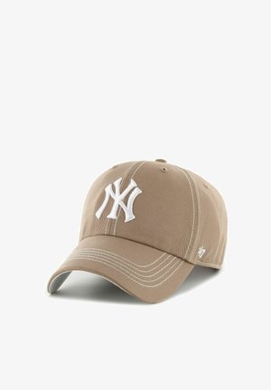 Hellbraune Baseballkappe mit weiß gesticktem New York Yankees Logo vorne und weißen Ziernähten auf Schirm und Paneelen.