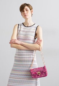 Vanessa Bruno NANO MOON - Τσάντα χιαστί - fushia