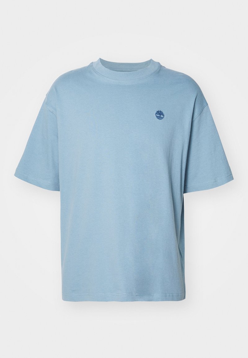 T-shirt à manches courtes bleu clair en tissu doux. Doté d'un col rond et d'un petit logo d'arbre bleu foncé sur la partie gauche de la poitrine.