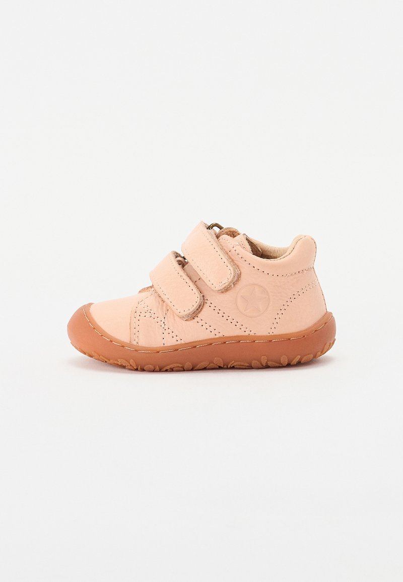 Ροζ παιδικά παπούτσια φτιαγμένα από δέρμα, με δύο λουράκια από Velcro, καουτσούκ σόλα και στρογγυλή μύτη με υφή.