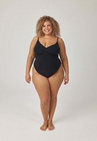 Czarny jednoczęściowy strój kąpielowy z cienkimi ramiączkami, z delikatnym marszczeniem przy biuście, zaprojektowany dla dopasowanej sylwetki. Gładka faktura.