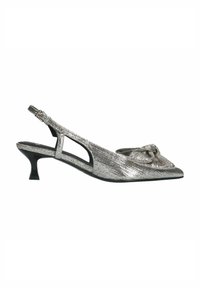 Zilveren slingback schoen met een spitse neus, getextureerd metallic bovenwerk, strikdetail op de teen en een slanke, zwarte kitten heel. Uitsnede aan de zijkant.