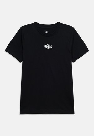 Svart Nike T-skjorte med korte ermer og rund hals, med liten hvit gotisk "Nike"-logo på brystet.
