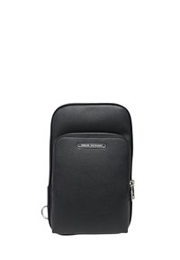 Zaino in pelle nera con una superficie liscia, forma rettangolare, tasca frontale con zip e hardware argentato che presenta una placca con logo.