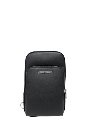 Zaino in pelle nera con una superficie liscia, forma rettangolare, tasca frontale con zip e hardware argentato che presenta una placca con logo.