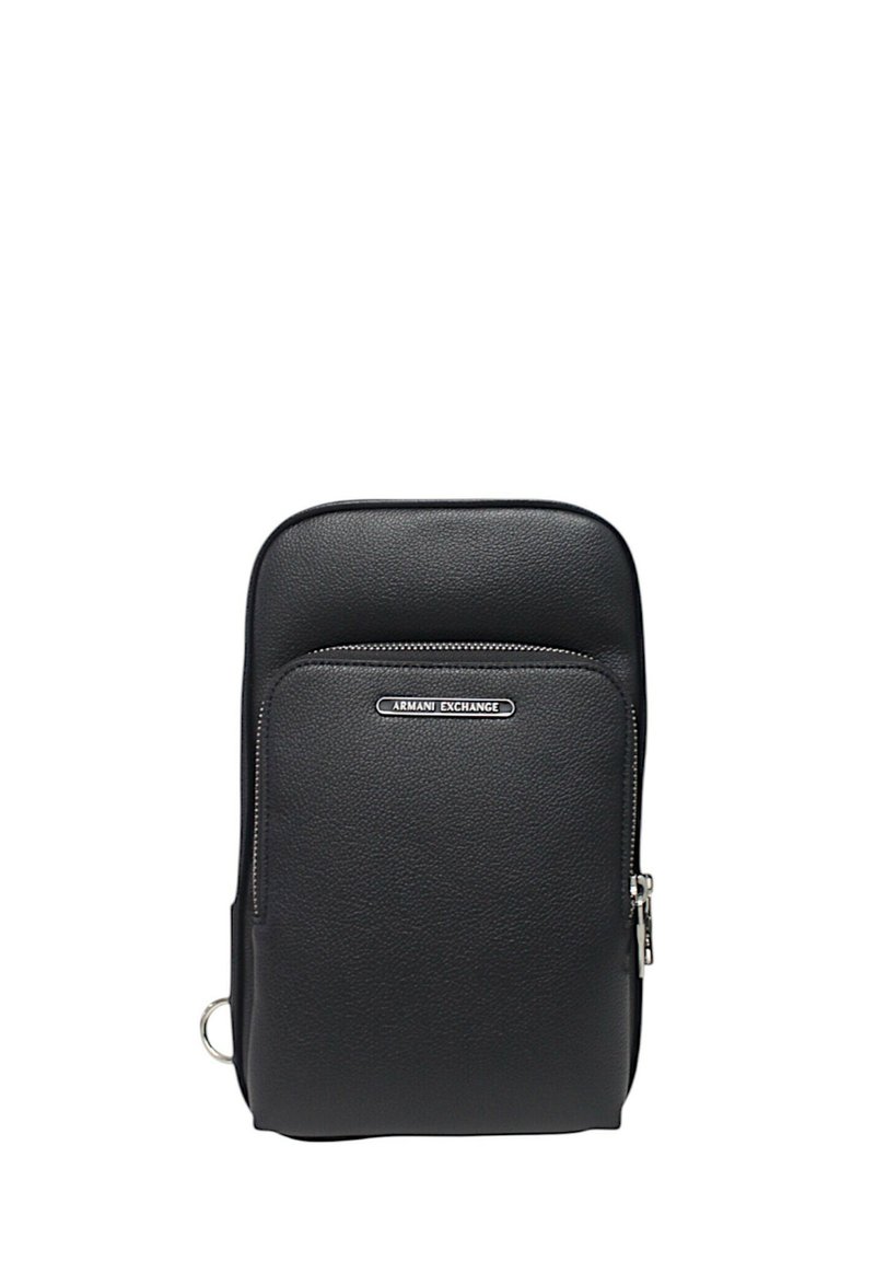 Zaino in pelle nera con una superficie liscia, forma rettangolare, tasca frontale con zip e hardware argentato che presenta una placca con logo.
