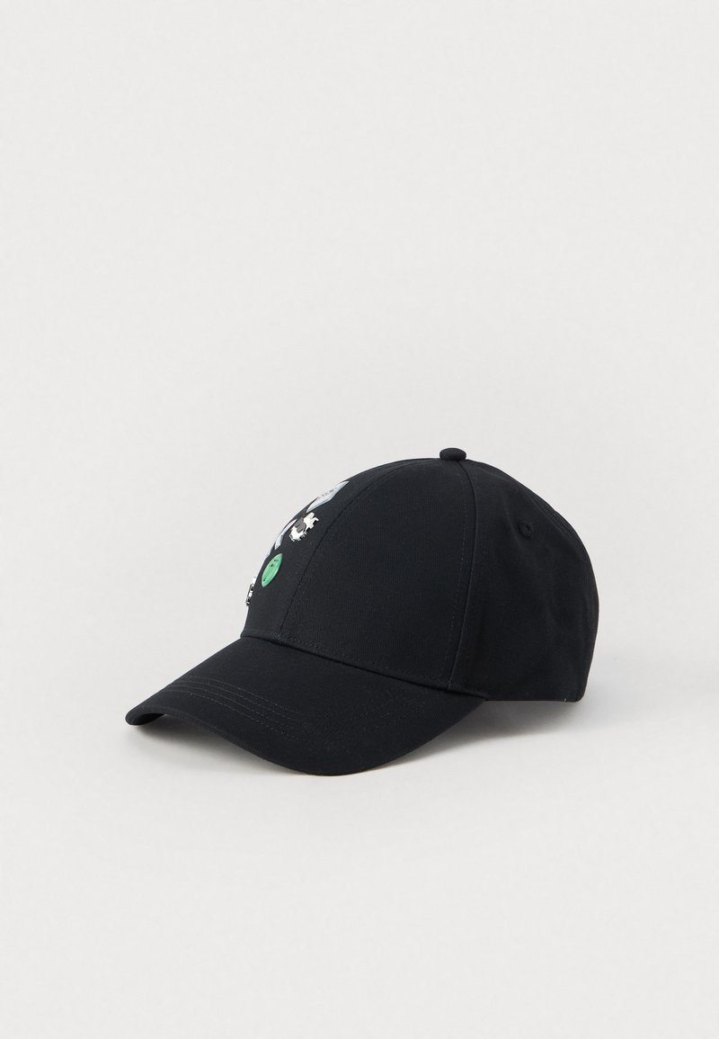 Gorra de béisbol negra con un acento verde y un diseño floral bordado. Cuenta con una corona estructurada y visera curvada.