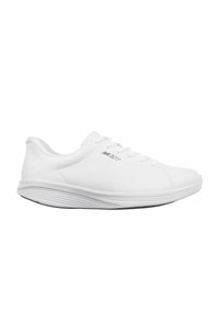 Scarpe da ginnastica bianche con tomaia liscia e testurizzata, punta rotonda, sei fori per i lacci e una suola spessa e rigata progettata per il comfort e il supporto.