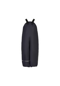 Sorte vanntette overaller med justerbare stropper, glatt tekstur, vide ben og reflekterende stripe nær bunnen for synlighet.