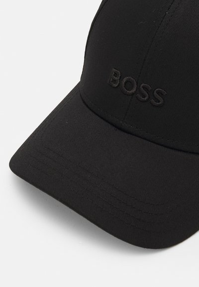 Gorra de béisbol negra hecha de tela texturizada, con un logotipo bordado "BOSS" en el mismo color en la parte frontal.