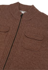 Cardigan a coste marrone con colletto alto, dotato di zip frontale e due tasche a soffietto sul petto. Texture morbida e peso medio.