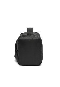 Bolsa rectangular negra hecha de nylon texturizado, con un asa en la parte superior y un cierre de cremallera completo a lo largo del borde superior.