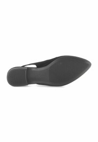 Zapato negro con parte superior lisa y punta afilada. Suela de goma texturizada con fondo con patrón. Logo de Gabor embellecido en la suela.