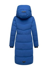 Blauwe puffjas met kap, met een lange ontwerpen, chevronstiksels en zwarte manchetten en accenten. Logo patch op de achterkant.