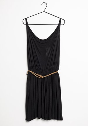 Schwarzes ärmelloses Kleid an einem Bügel, mit einem drapierten Ausschnitt, tailliertem Bund, einem geflochtenen, beigen Gürtel, glattem Stoff und einem plissierten Rock.