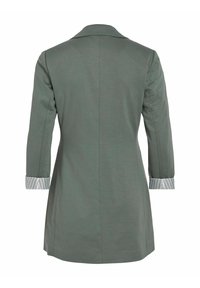 Zelený kabát s přizpůsobeným střihem, s dlouhými rukávy a proužkovanými manžetami. Hladká textura s klasickým klopovým límcem.