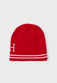 Gorro de punto rojo con rayas blancas cerca de la parte inferior, con una letra 'H' blanca en el lado, diseño estructurado y entallado.