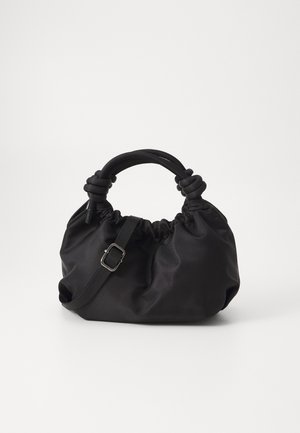 Geantă din material textil negru cu un design plisat, mânere texturate și o curea detașabilă cu detalii din metal.