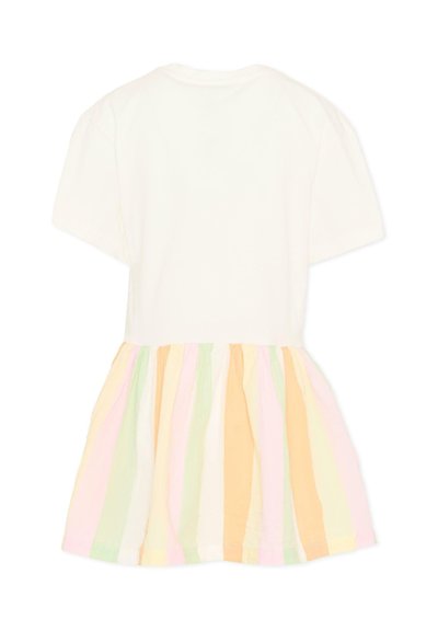 Robe blanche à manches courtes avec une jupe froncée présentant des rayures pastel verticales en vert, rose, jaune et orange.