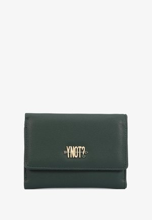 Portafoglio verde in pelle con finitura testurizzata, caratterizzato da un logo "YNOT?" in tonalità oro e chiusura a pattina. Design compatto e rettangolare.