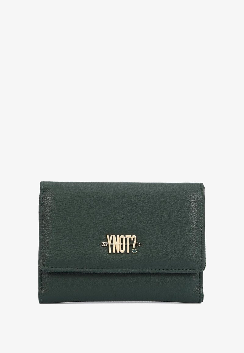 Portafoglio verde in pelle con finitura testurizzata, caratterizzato da un logo "YNOT?" in tonalità oro e chiusura a pattina. Design compatto e rettangolare.