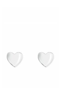 Orecchini a forma di cuore in argento con una superficie liscia e lucida; design simmetrico e stile minimalista.