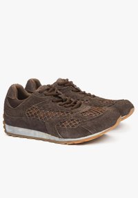 Brązowe zamszowe sneakersy z siatkowym akcentem, teksturowanymi nałożeniami oraz jasnobrązową gumową podeszwą, z brązowymi sznurówkami i wyściełanym kołnierzem.