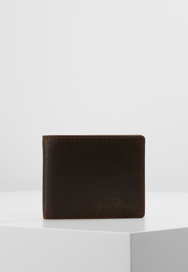 Bruin lederen portemonnee met een gladde textuur en minimale stiksels. Beschikt over een reliëflogo op de voorkant, compact vierkant van vorm.