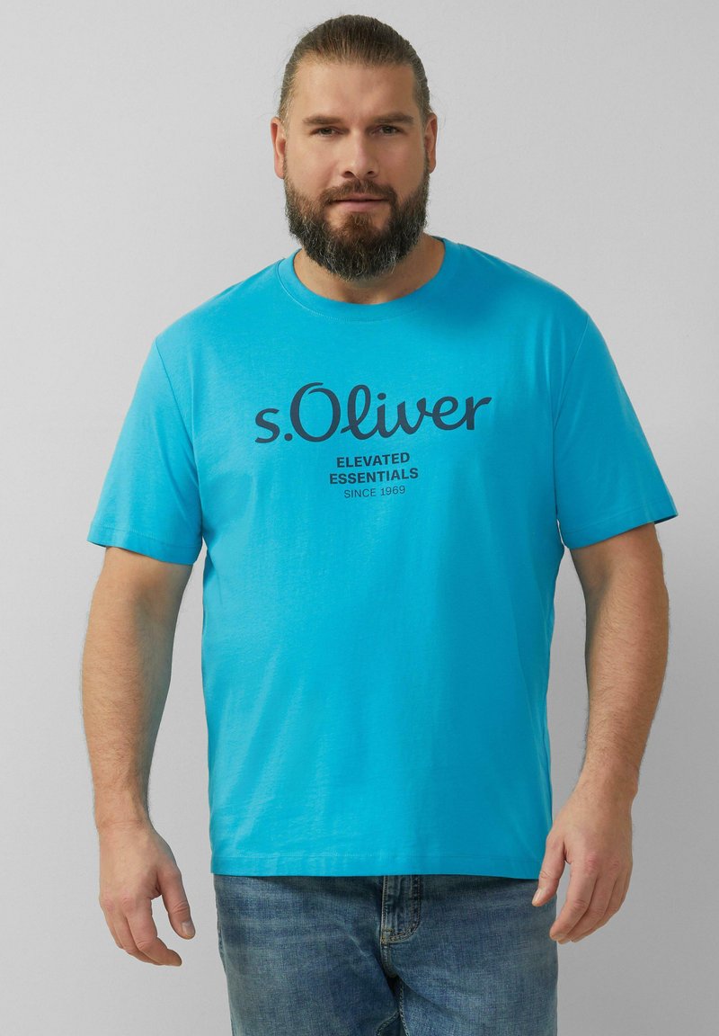 Turkio vaikingo medvilnės marškinėliai trumpomis rankovėmis, apvaliu kaklu ir tamsiai mėlynu tekstu "s.Oliver Elevated Essentials Since 1969".
